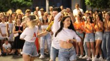 “Noaptea Dansului: Brașovul Dansează” și uneste oamenii în cea mai mare horă din Piața Sfatului