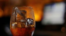 (P) Cum se utilizează corect pietrele pentru răcirea unui whisky bun?