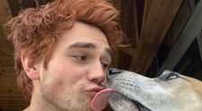 Este considerat unul dintre cei mai frumoși burlaci de la Hollywood. Cine este noua iubită a actorului KJ Apa