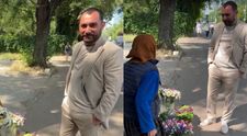 Pescobar, gest de milioane pentru o bătrână care vindea flori pe o stradă din Capitală. A cumpărat toată marfa pentru o sumă record: „Să vină și alții să cumpere”