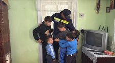 A oferit casa moștenită de la bunici unei familii cu șapte copii, care se afla în pragul evacuării. Gestul nobil al unui pompier din Botoșani