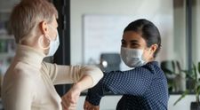 Masca nu va rămâne obligatorie în aer liber, dar în interior, da! De ce și persoanele vaccinate prezintă un risc?
