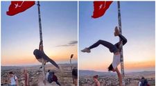 Scandal în Cappadocia: O turistă, anchetată după ce a dansat provocator pe catargul cu steagul Turciei