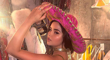 Pare cea mai cuminte rochie, însă Demi Rose știe să iasă din tipare. Ce au văzut toți când s-a întors cu spatele