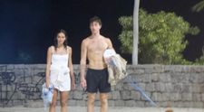 Desculți și îndrăgostiți, la o plimbare romantică după lăsarea serii! Imaginile surprinse de paparazzi cu cel mai nou cuplu din showbiz au făcut înconjurul internetului