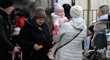 Reacția unei refugiate din Ucraina care primește bani pe stradă de la un român