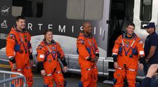 Ce e cu păpușelul vesel care plutește în spatele astronauților în capsula ORION aflată în survol lunar! Cum arată și care e adevărul din spatele acestuia