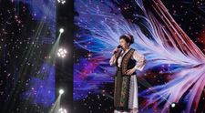 Elena Darie a reușit să cucerească publicul cu o interpretare exemplară, la 63 de ani. Studentă în anul trei la Școala Populară de Arte, concurenta i-a impresionat pe jurați cu energia ei debordantă. Dragoș Bucur chiar a ieșit la dans, pe ritmuri populare