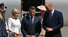 Emmanuel Macron, pus la punct de soția lui, Brigitte, chiar înainte să-i pupe mâna lui Kate Middleton. Președintele Franței, întâlnire la vârf cu Familia Regală