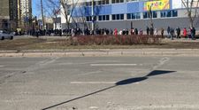 La magazinele din Kiev se formează cozi uriașe, iar prețurile au crescut