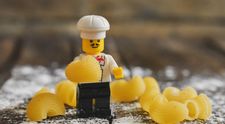 A câștigat 34.000 de dolari cu paste și piese LEGO. Cum a fost posibil