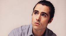 (P) Ben Schnetzer a semnat pentru rolul dirijorului Sergiu Celibidache în „Cravata galbenă”, în locul lui Rupert Friend
