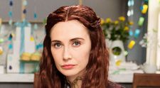 In Game of Thrones e o roscata misterioasa, in viata de zi cu zi o bruneta super sexy. Cum arata cu adevarat Melisandre