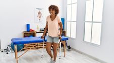 Femei din Kenya zboară în Turcia să-și scurteze picioarele! Operația brutală care le reduce înălțimea cu până la 5 cm