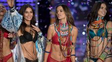 Cine este cel mai bine plătit model Victoria’s Secret. Suma impresionantă pe care o câștigă anual