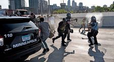 Încă 3 polițiști din Minneapolis, puși sub acuzare în cazul morții lui George Floyd