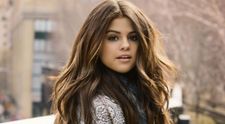 Selena Gomez, ravasitoare intr-o tinuta fara sutien, cu decolteu amplu. Cat de seducatoare a fost vedeta