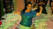 Nașa cuplului Brigitte și Florin Pastramă a făcut spectacol la nuntă. Ipostazele senzaționale în care a fost surprinsă
