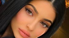 Kylie Jenner nu mai arată așa. Și-a scos acidul hialuronic din buze și fanii spun că arată 