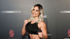 Cum să faci mișcare când stai acasă. Exercițiile prezentate de una dintre cele mai hot antrenorare de fitness din lume