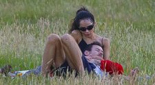 “Am crezut că alea sunt picioarele ei!” Imaginea virală cu cel mai “hot” cuplu din showbiz: cum i-au surprins paparazzii în iarbă pe Harry Styles și Zoe Kravitz