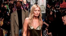 Kate Moss a făcut 18.000 de dolari cu un clip în care doarme. Cine a plătit pentru această distracție