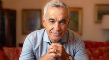 Cine este Călin Georgescu, candidatul la președinția României, care a obținut cele mai multe voturi în primul tur de alegeri. Oamenii îl acuză de propagandă politică pe TikTok