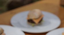 Cum au gătit chef Florin Dumitrescu și Sorin Bontea pleșcaviță bănățeană, în al cincilea episod „Pe drumul gustului”