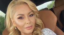 Emilia Ghinescu e bombă sexy când renunță la costumul popular. Cum arată cântăreața în costum de baie