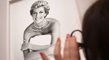 Bluza preferată a prințesei Diana, cu care deruta paparazzi, scoasă la licitație. Care e suma