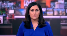 Gafă în direct: o prezentatoare TV a fost surprinsă cu degetul mijlociu ridicat, chiar înainte de buletinul de știri