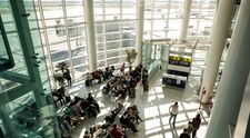 Imagini virale: pasageră a unui zbor low-cost, în lacrimi și disperare după ce a fost blocată la îmbarcare din cauza dimensiunii bagajelor
