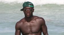 Sotia lui Bacary Sagna, aparitie sexy la plaja. Cat de bine arata Ludivine in costum de baie