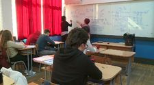 Ce s-a întâmplat cu elevul agresiv din Târgu Mureș care și-a bătut, cu pumnii și picioarele, diriginta: „Este regretabil”. Decizia luată de conducerea liceului