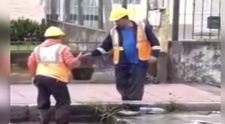 VIDEO E pe bune, nu e țeapă! Toarnă apă peste apă
