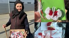 Imaginile cu o bunicuță în baston care vinde mărțișoare croșetate în fața unui supermarket au devenit virale pe internet: „Dacă doriți...”