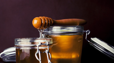 (P) 7 beneficii pentru sănătate ale mierii de Manuka