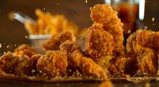 Un restaurant celebru pentru puiul prăjit nu și-a mai înlocuit complet uleiul de 66 de ani: „Asta îi oferă gustul unic”