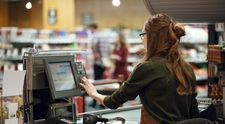 A renunțat la un salariu de mii de lire sterline pe lună și s-a angajat ca vânzătoare la un supermarket de pe o insula din Grecia. Cât câștigă Nicole acum: „Viața mea nu arată deloc așa cum v-ați imagina”