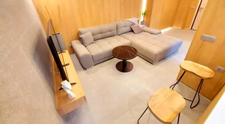 Apartament în Cluj, închiriat pentru o sumă exorbitantă. Cât costă locuința cu living pe hol și lemn pe pereți