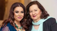 Cine este bărbatul care a stat neclintit de fiica Oanei Roman, Isa, în ziua în care  Mioara Roman a fost înmormântată: „A stat mai mereu sprijinită de un domn”