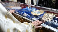 De ce se schimbă veșmintele Sfintei Parascheva de cinci ori pe an? Ce pot face credincioșii cu straiele cu care au fost îmbrăcate moaștele