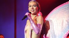 Credeai ca nu mai poate soca prin nimic? Miley Cyrus s-a dezbracat de toate secretele si a pozat nud alaturi de un porc