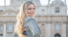 Au dat-o afară din biserică, la Vatican, fiindcă era prea sexy, acum renunță la Catolicism. „Vreau să fiu eu însămi”