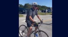 Momentul în care președintele american Joe Biden, în vârstă de 79 de ani, cade de pe bicicletă VIDEO