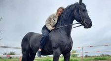 Tania Budi: ”Mi-ar plăcea să mă mut la țară”. Cum o ajută echitația să se mențină în formă