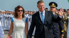 Carmen Iohannis, într-o rochie albă de vară la Ziua Marinei, scurtă până la genunchi