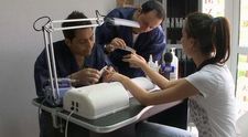 Catalin Maruta si Jean de la Craiova, angajati la un salon de cosmetica! Vezi cum s-au descurcat! VIDEO