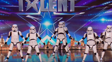 Au urcat pe scena imbracati in costume Star Wars, dar nimeni nu a banuit ce aveau sa faca. Reprezentatia care le-a oferit un loc in Semifinala