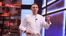 Concurenții care au fost aleși pentru proba eliminatorie trebuie să gătească rețeta lui Chef David Contant